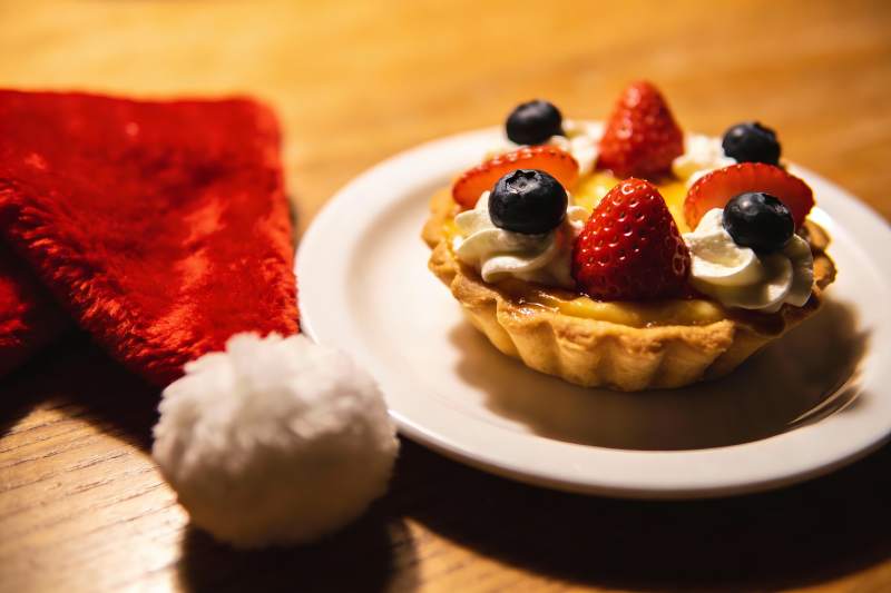 圣诞甜点配红色帽子图片