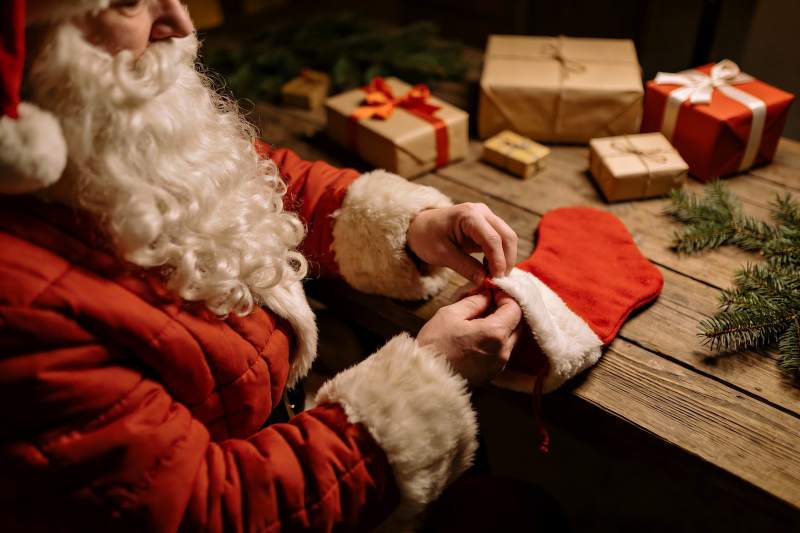 圣诞老人缝制袜子准备礼物图片