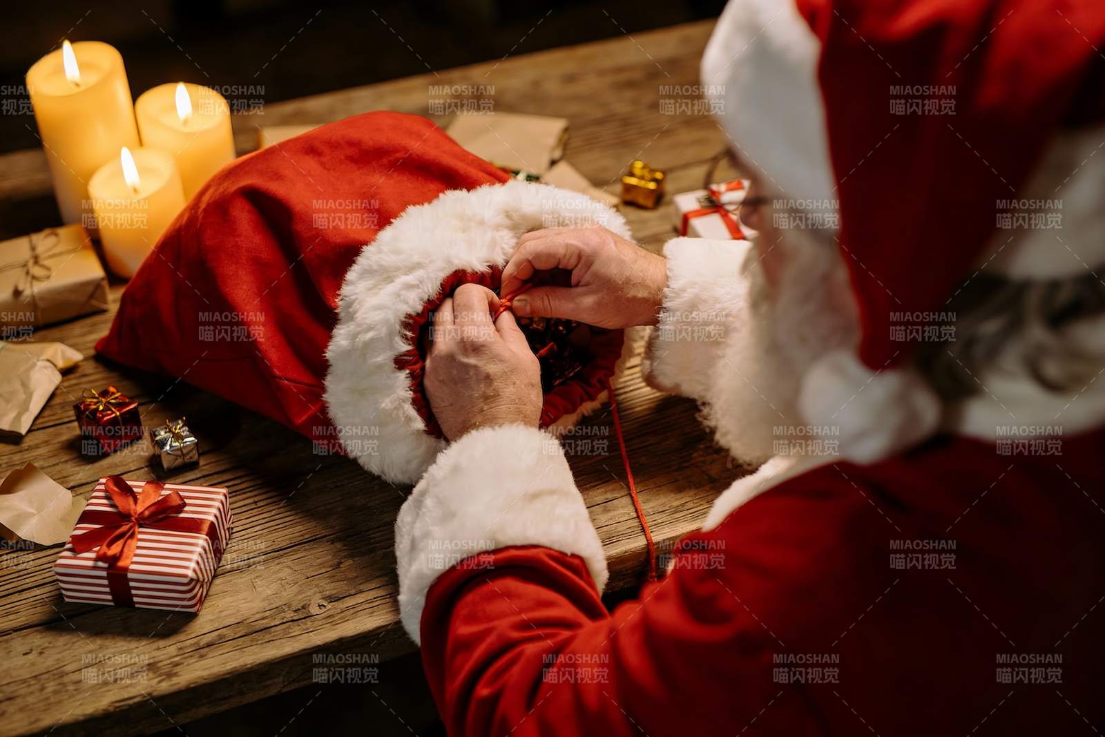 圣诞老人整理礼物袋准备派送图片
