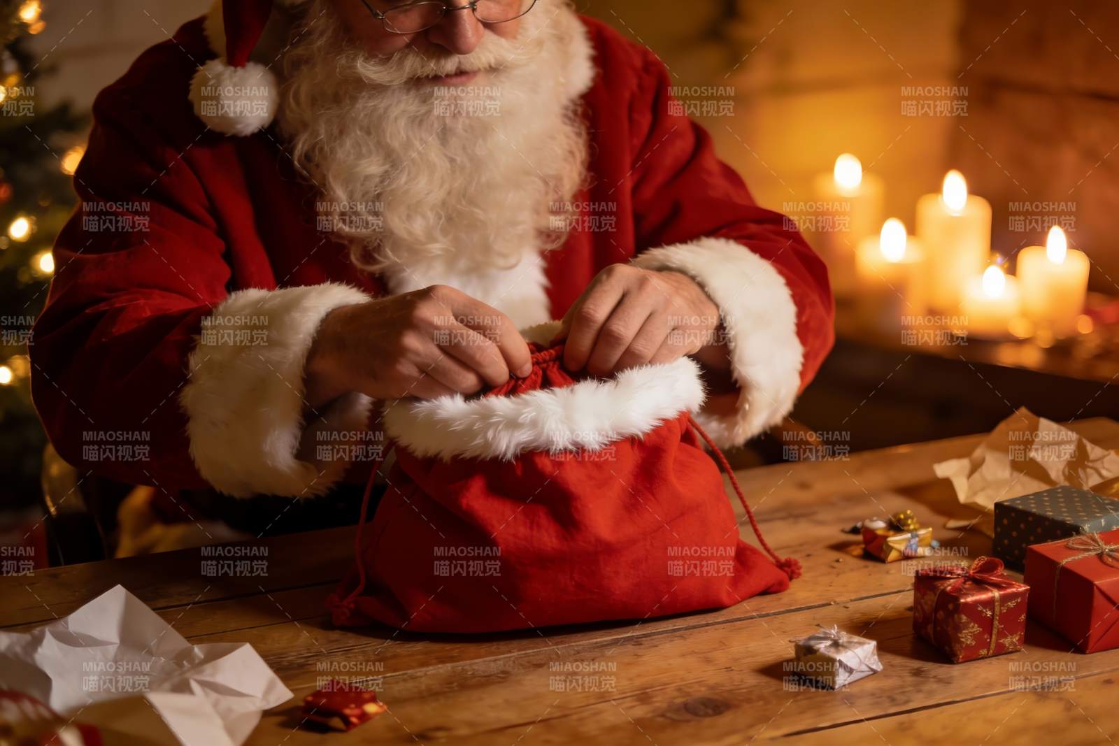 圣诞老人整理礼物袋温馨场景图片