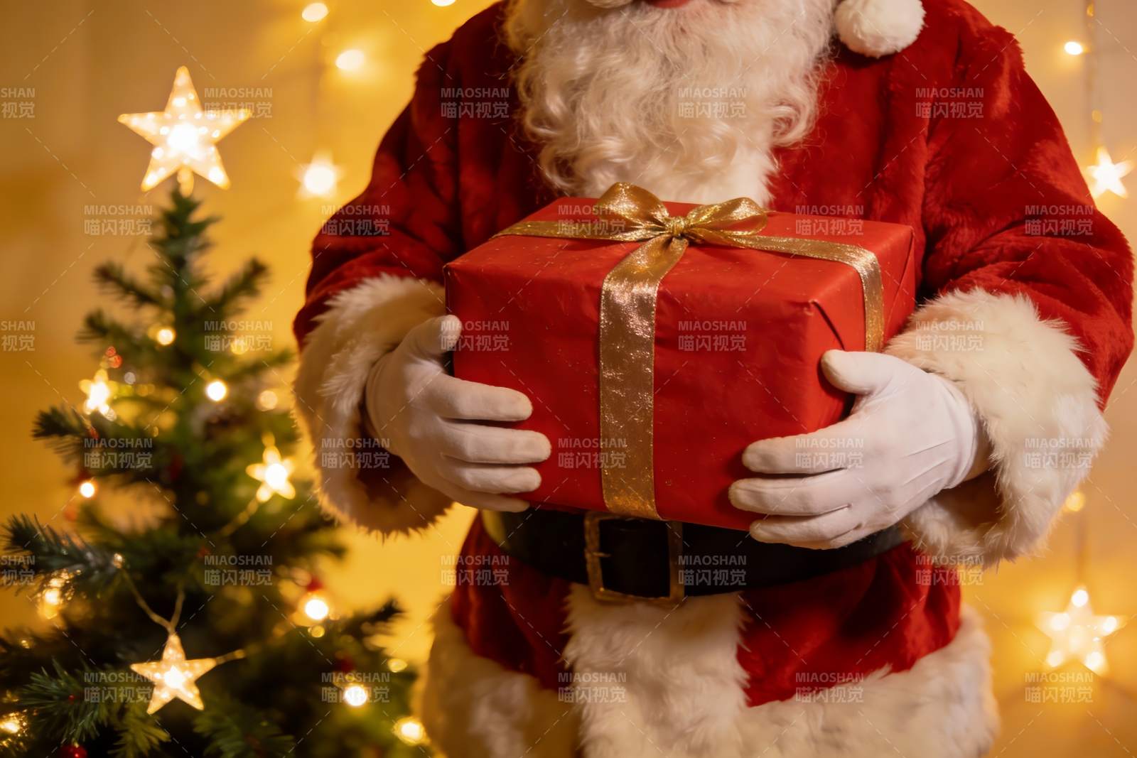 圣诞老人手捧礼物盒图片