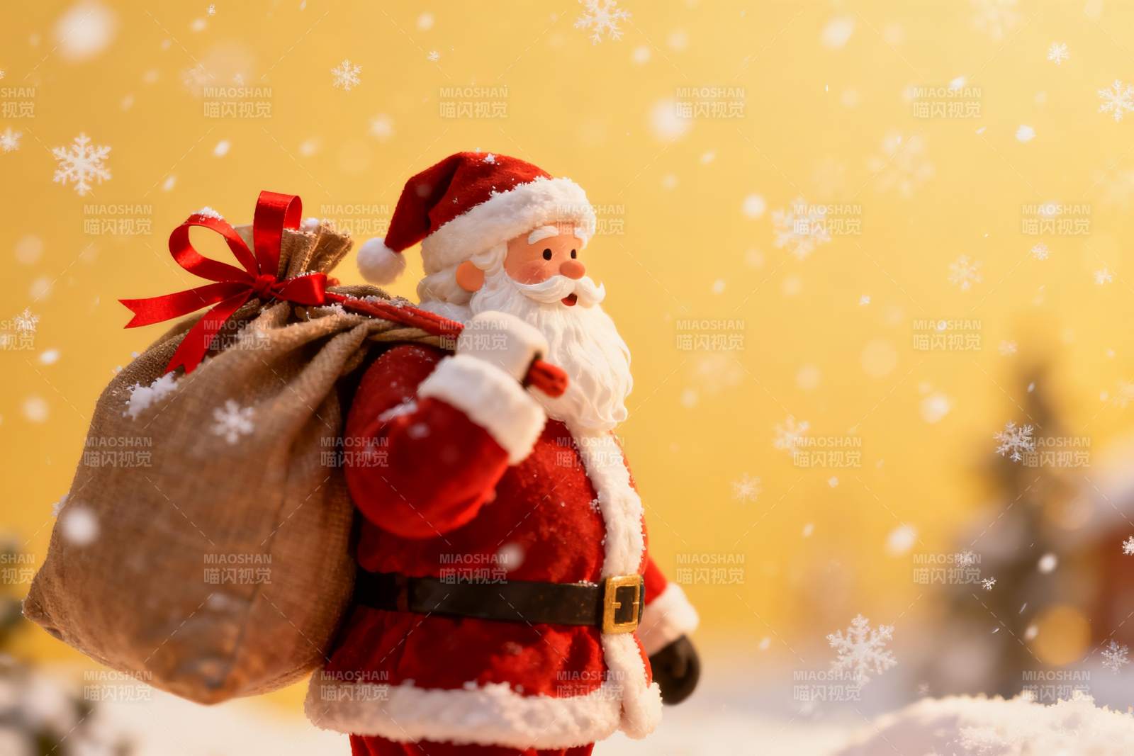 圣诞老人背礼物袋雪景图片