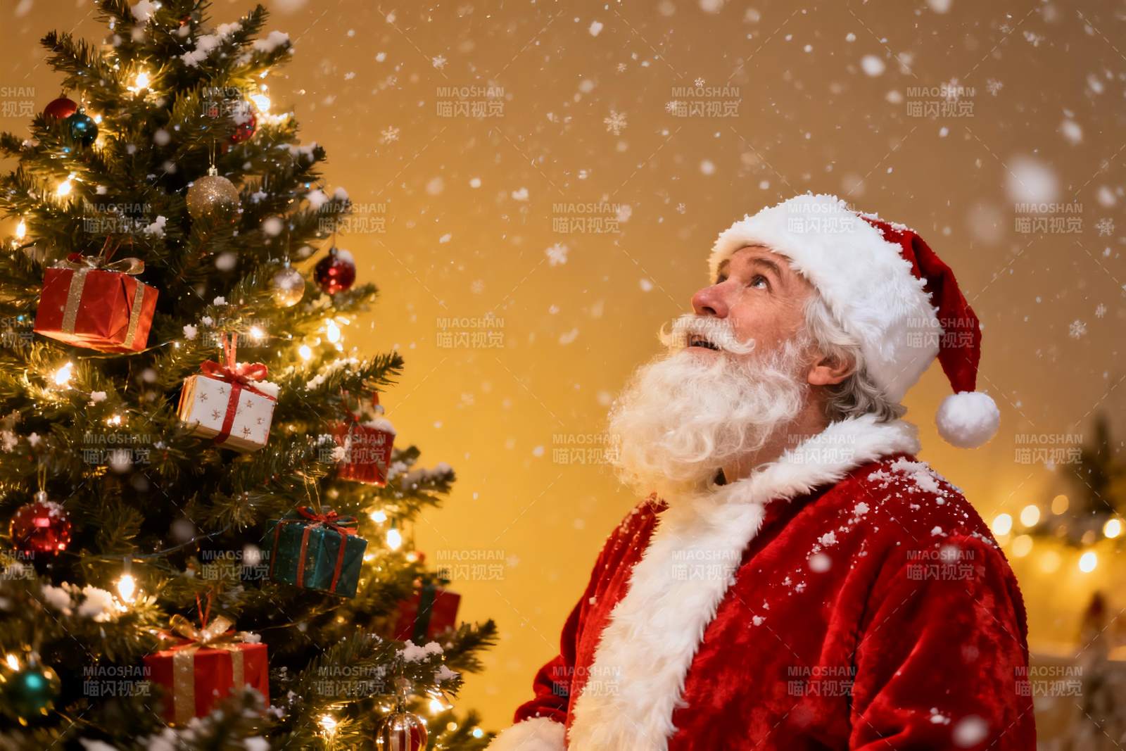 圣诞老人与装饰圣诞树图片