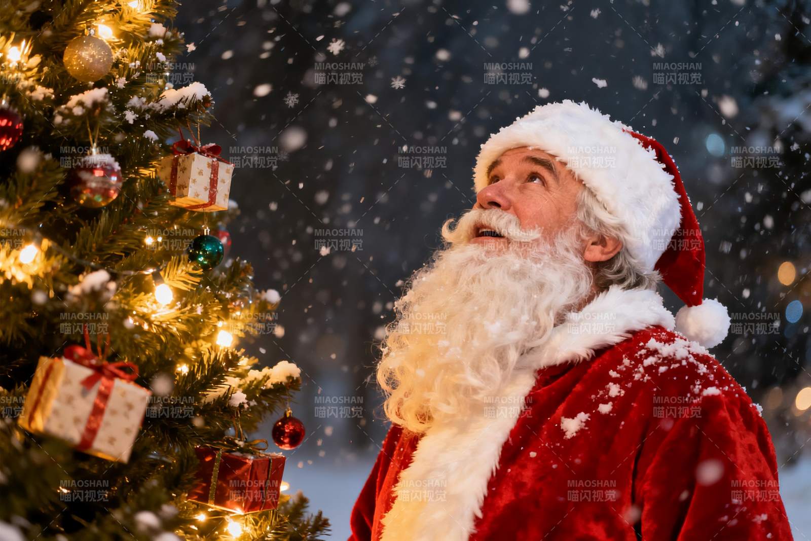 圣诞老人雪夜望树图片