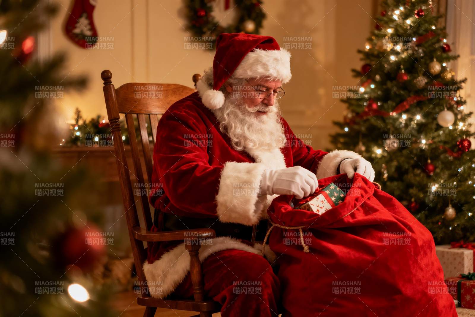 圣诞老人室内整理礼物袋图片