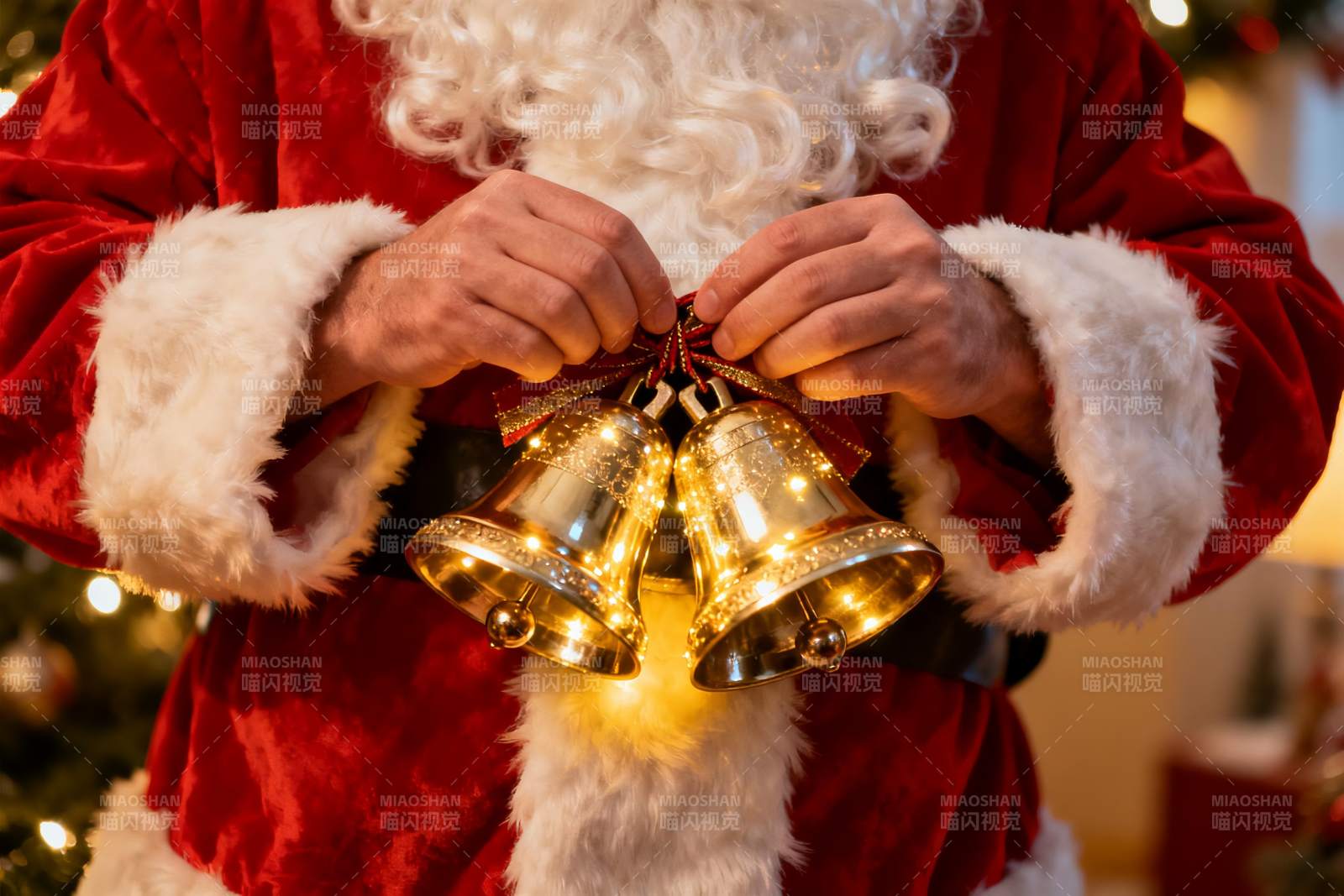 圣诞老人手持金色铃铛图片