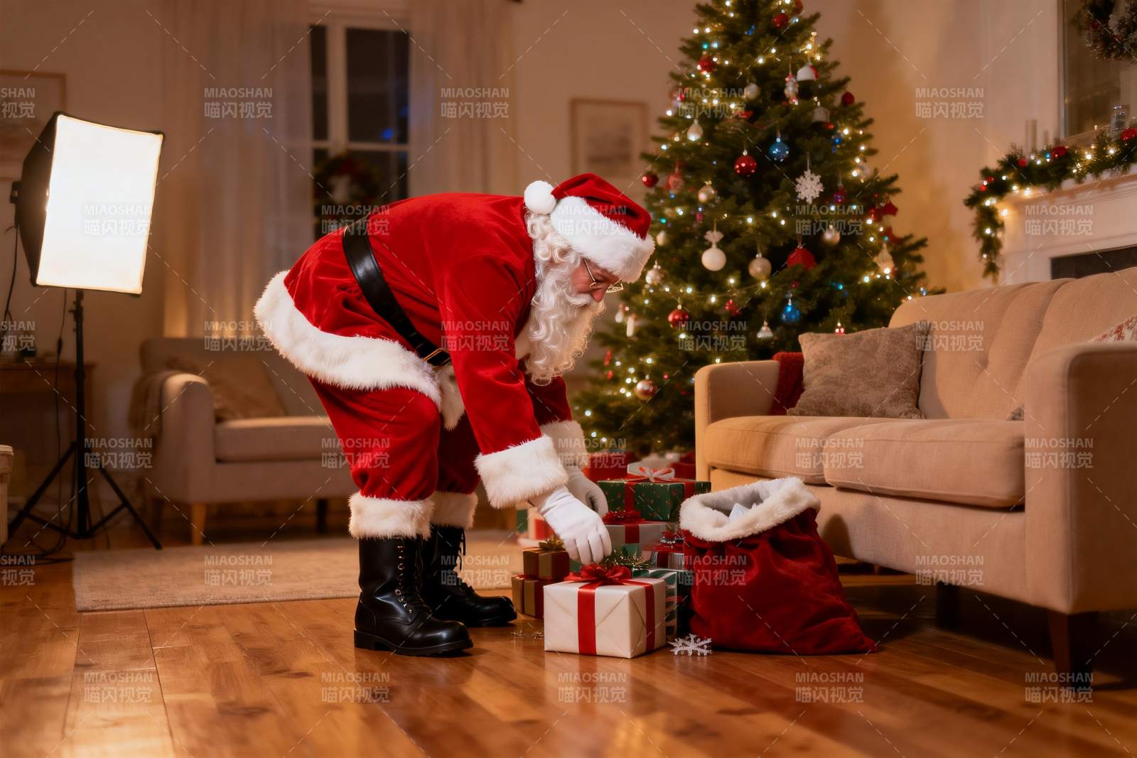 圣诞老人分发礼物温馨场景图片