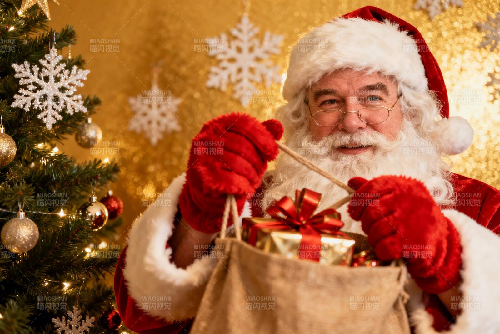 圣诞老人手持礼物袋图片