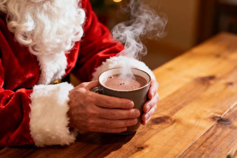 圣诞老人手捧热饮图片