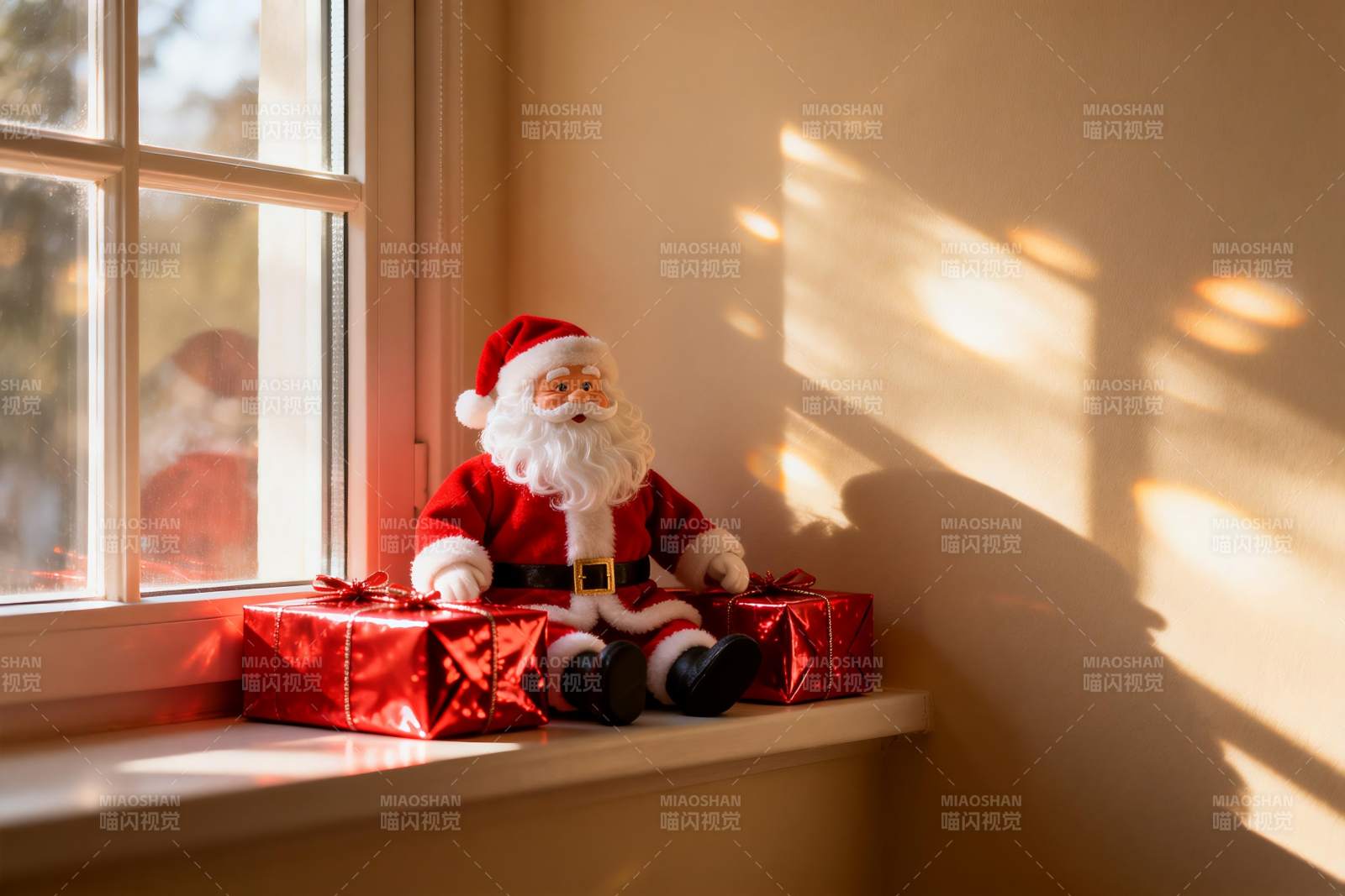 圣诞老人玩偶与礼物盒窗台摆设图片