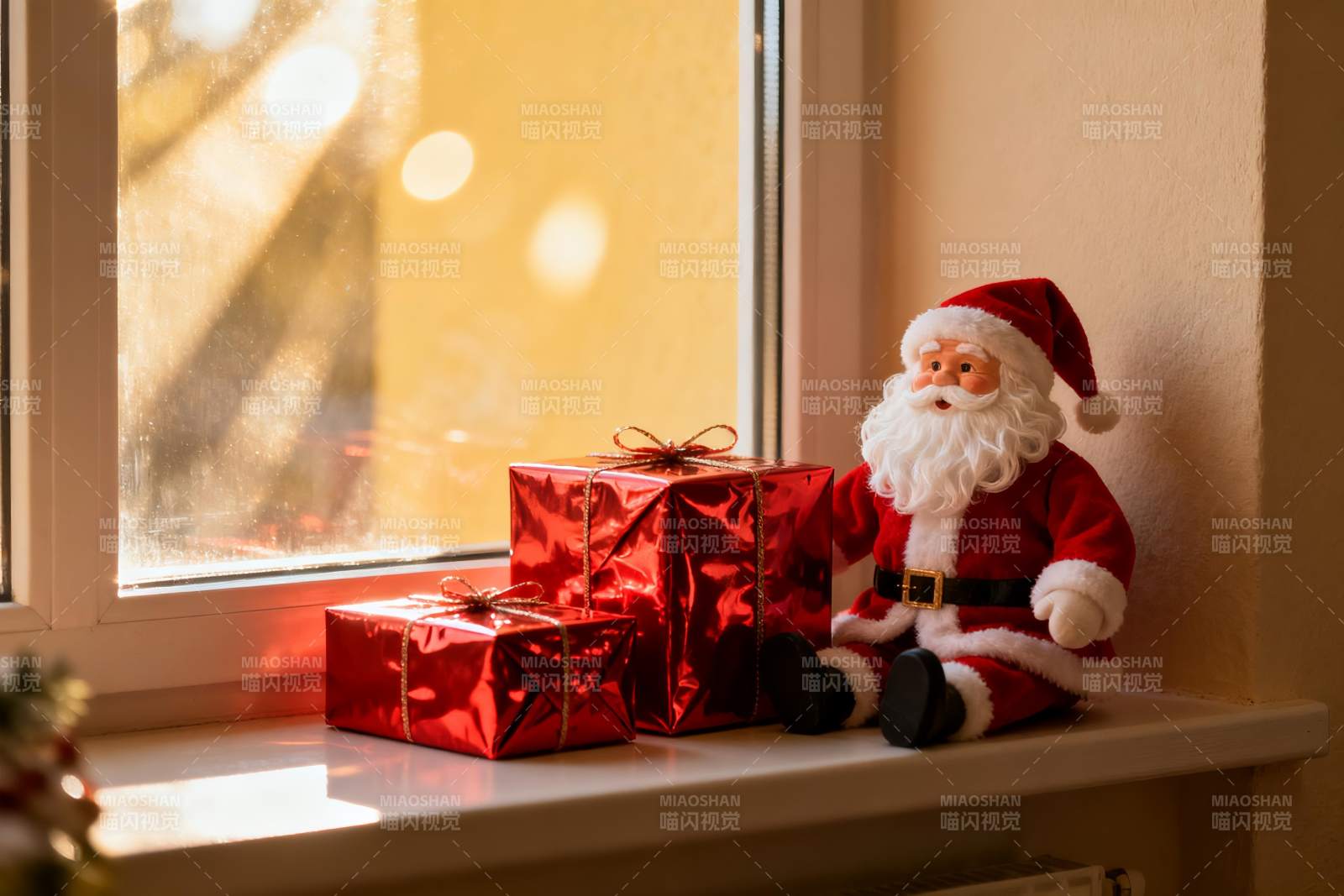 圣诞老人玩偶与红色礼物盒图片