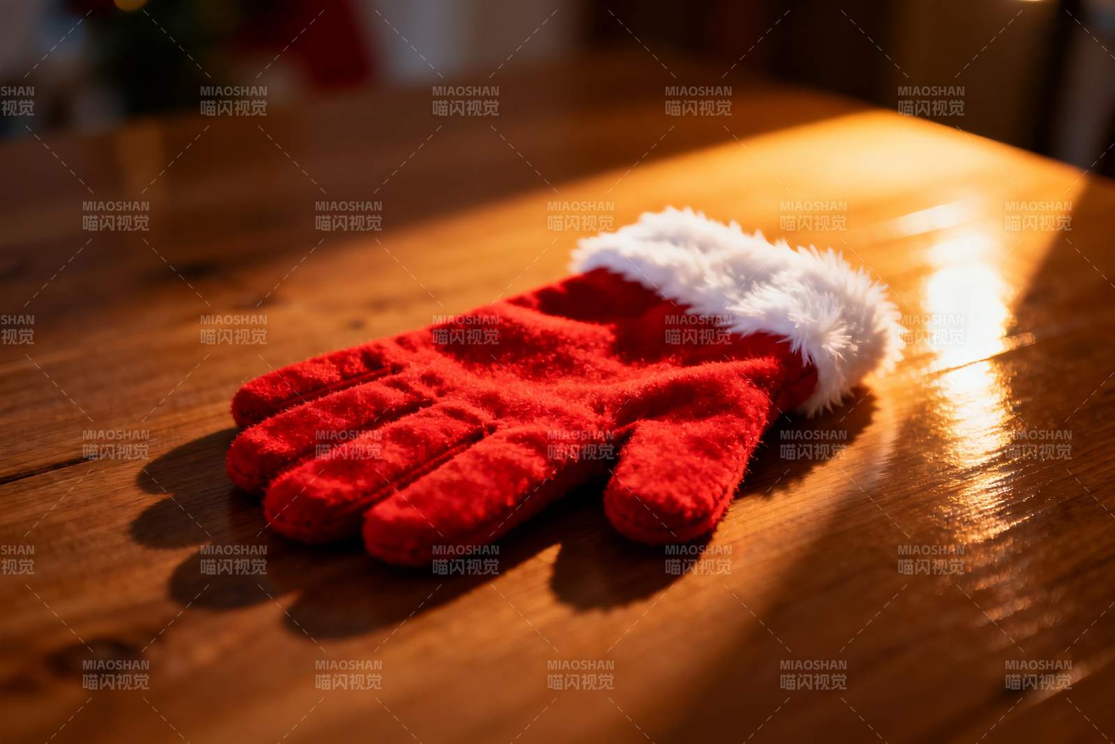 圣诞手套静置于木质桌面图片