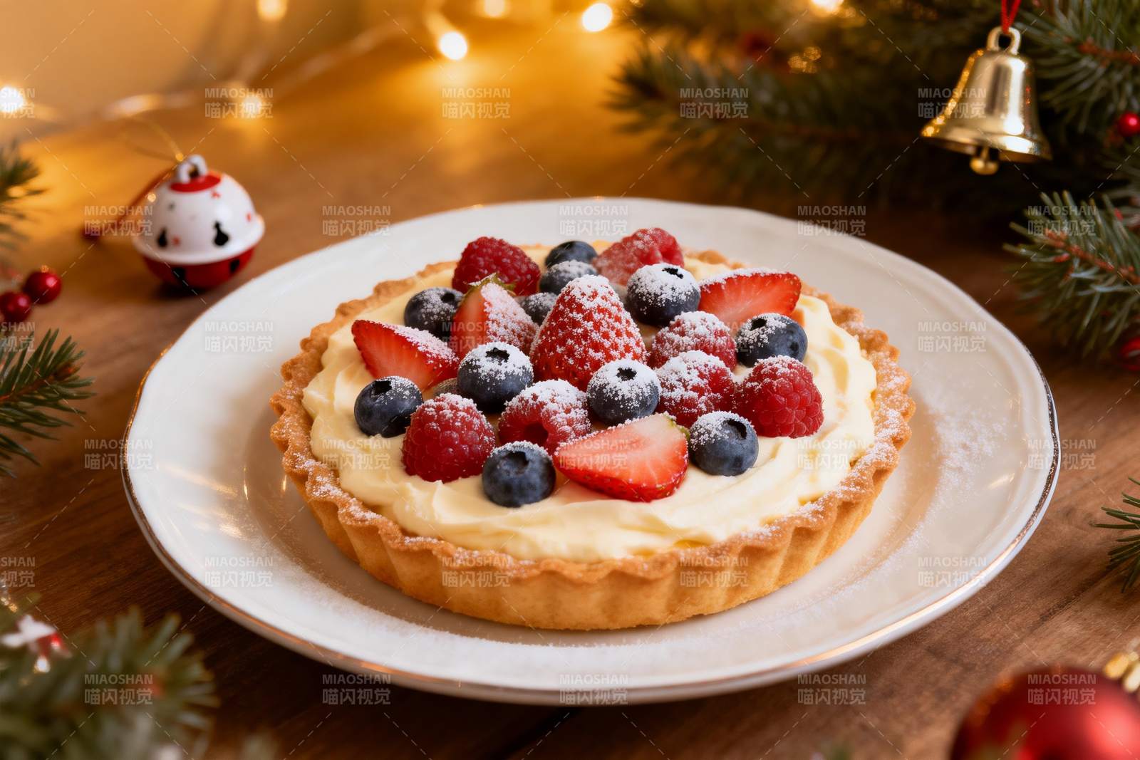 圣诞装饰下的水果挞图片