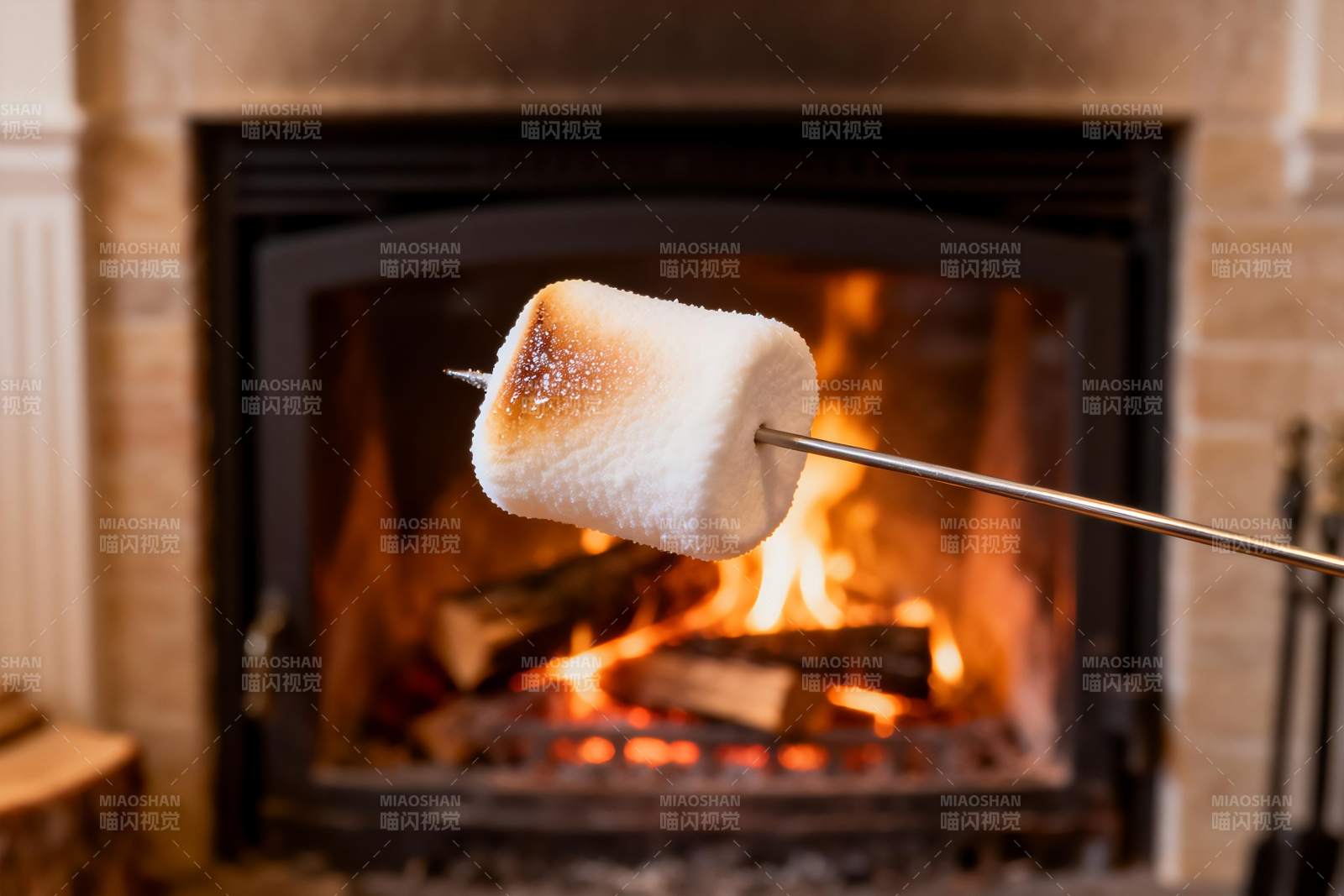 烤棉花糖火炉旁图片