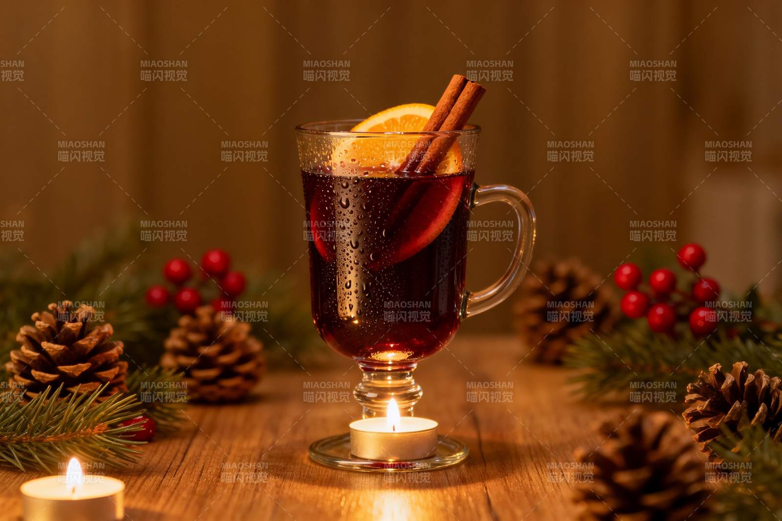 温暖节日饮品与松果蜡烛图片