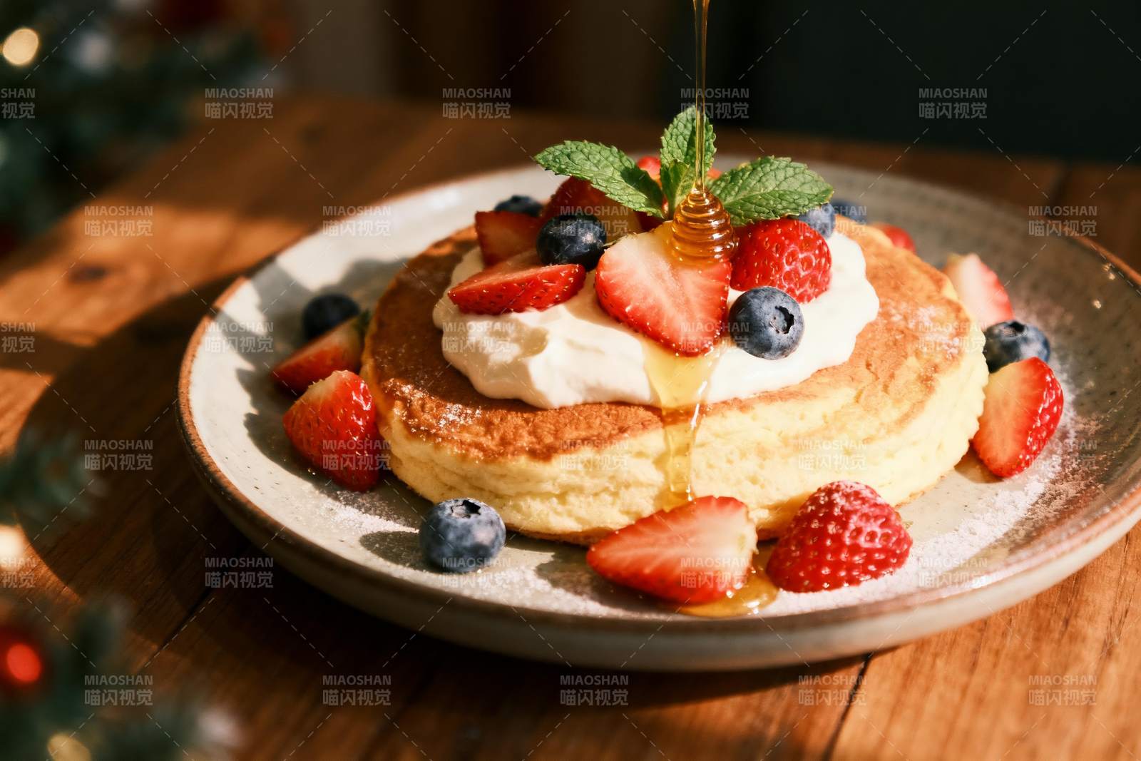 松饼配浆果蜂蜜图片