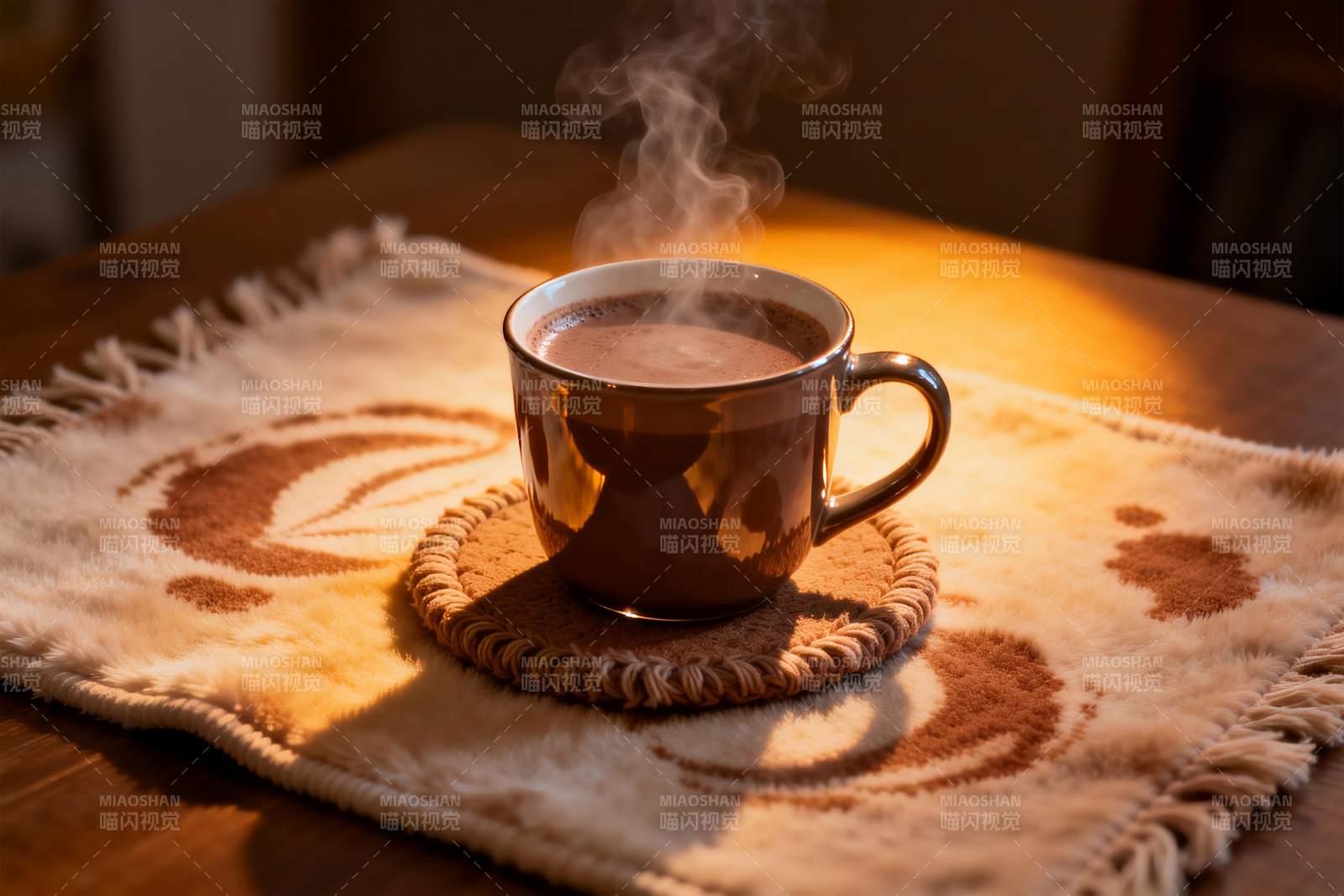 热饮杯置于编织垫上图片