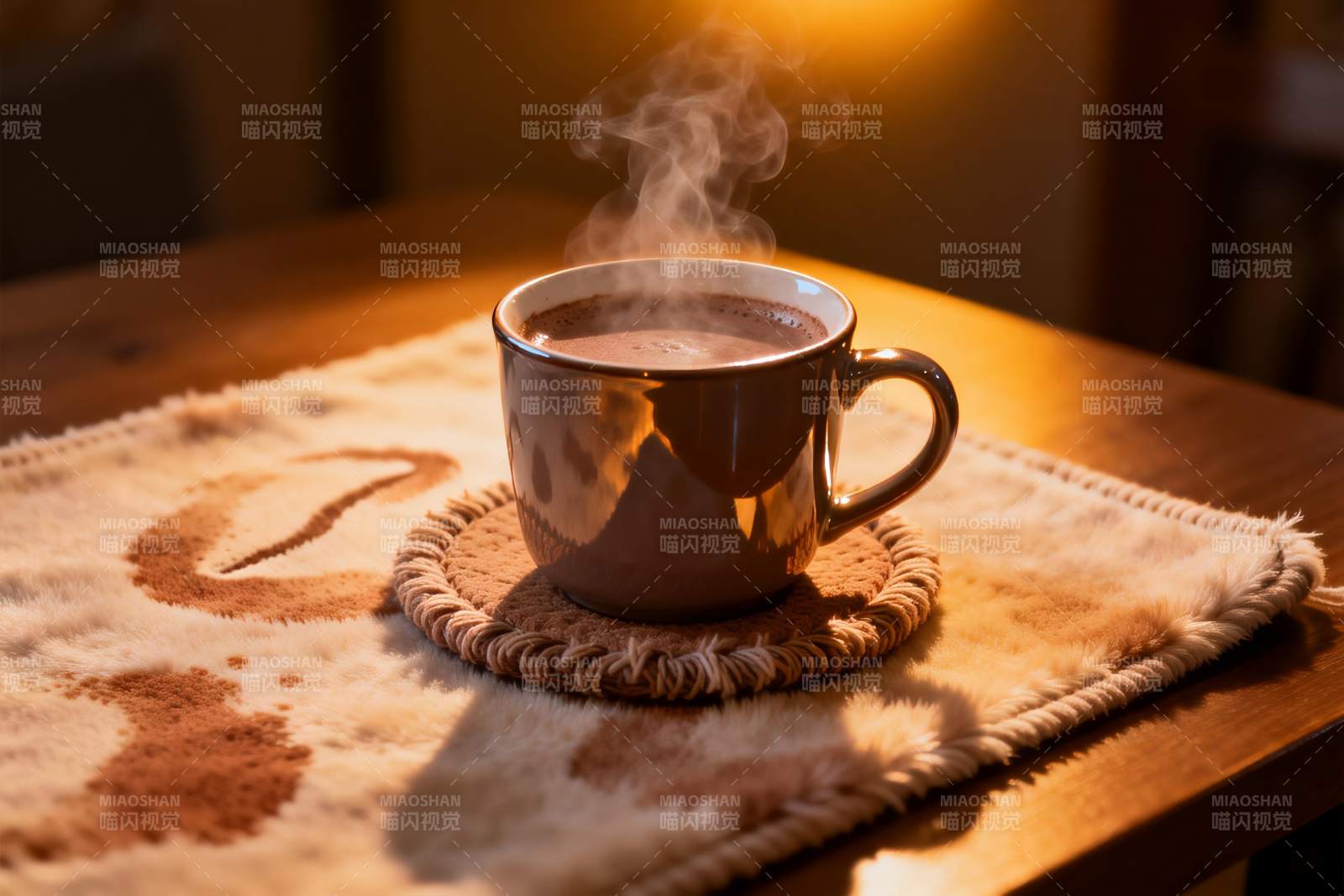 热饮杯置于毛绒垫上图片