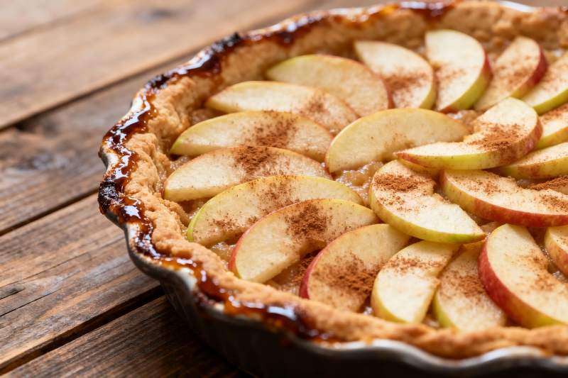 苹果派特写木质桌面图片