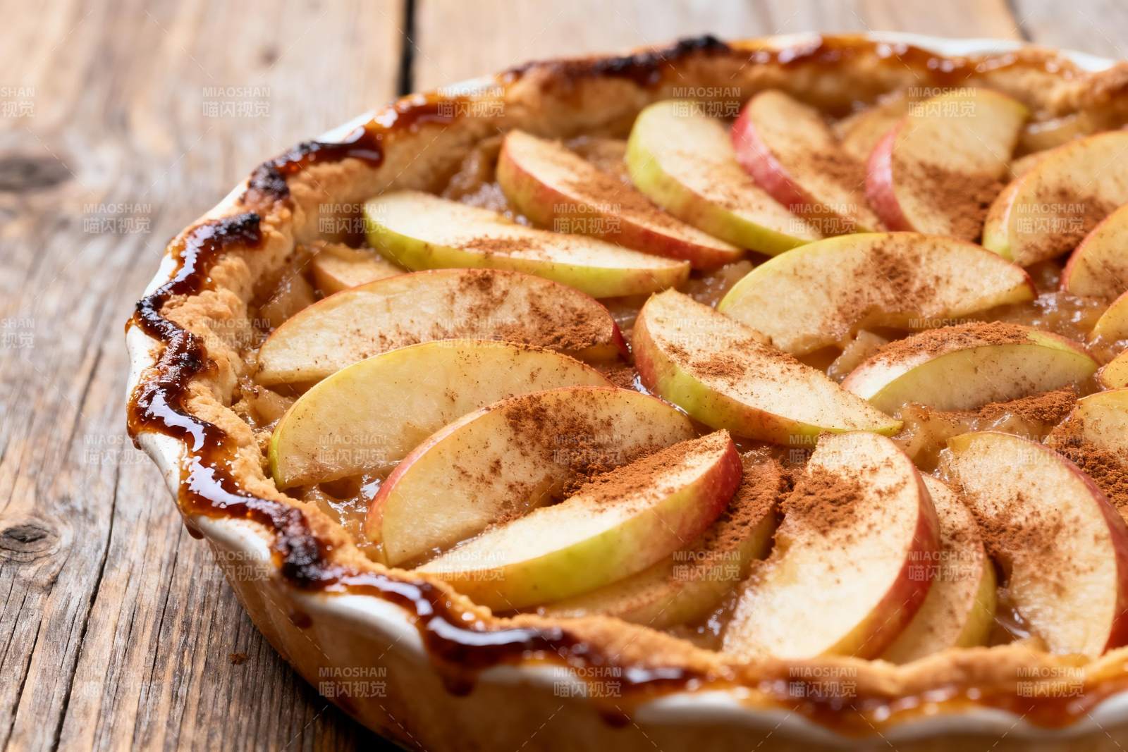 苹果派特写木质桌面图片