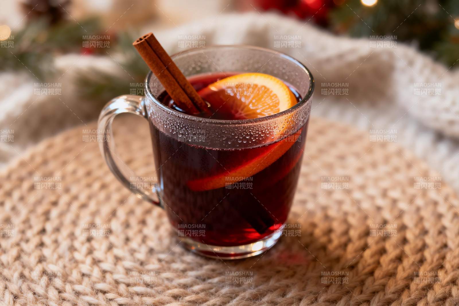 热饮配橙片肉桂点缀温馨图片
