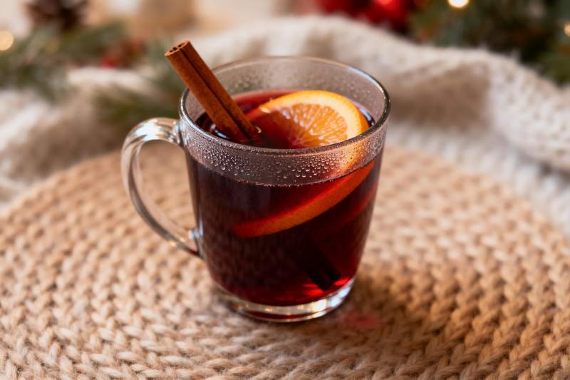 热饮配橙片肉桂点缀温馨图片