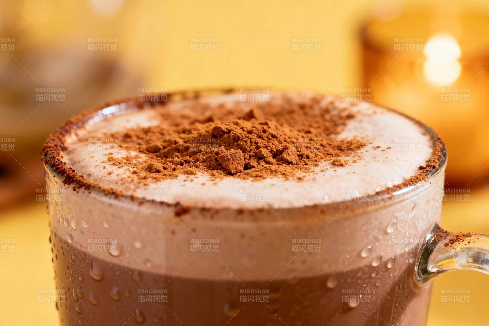 热巧克力杯特写图片