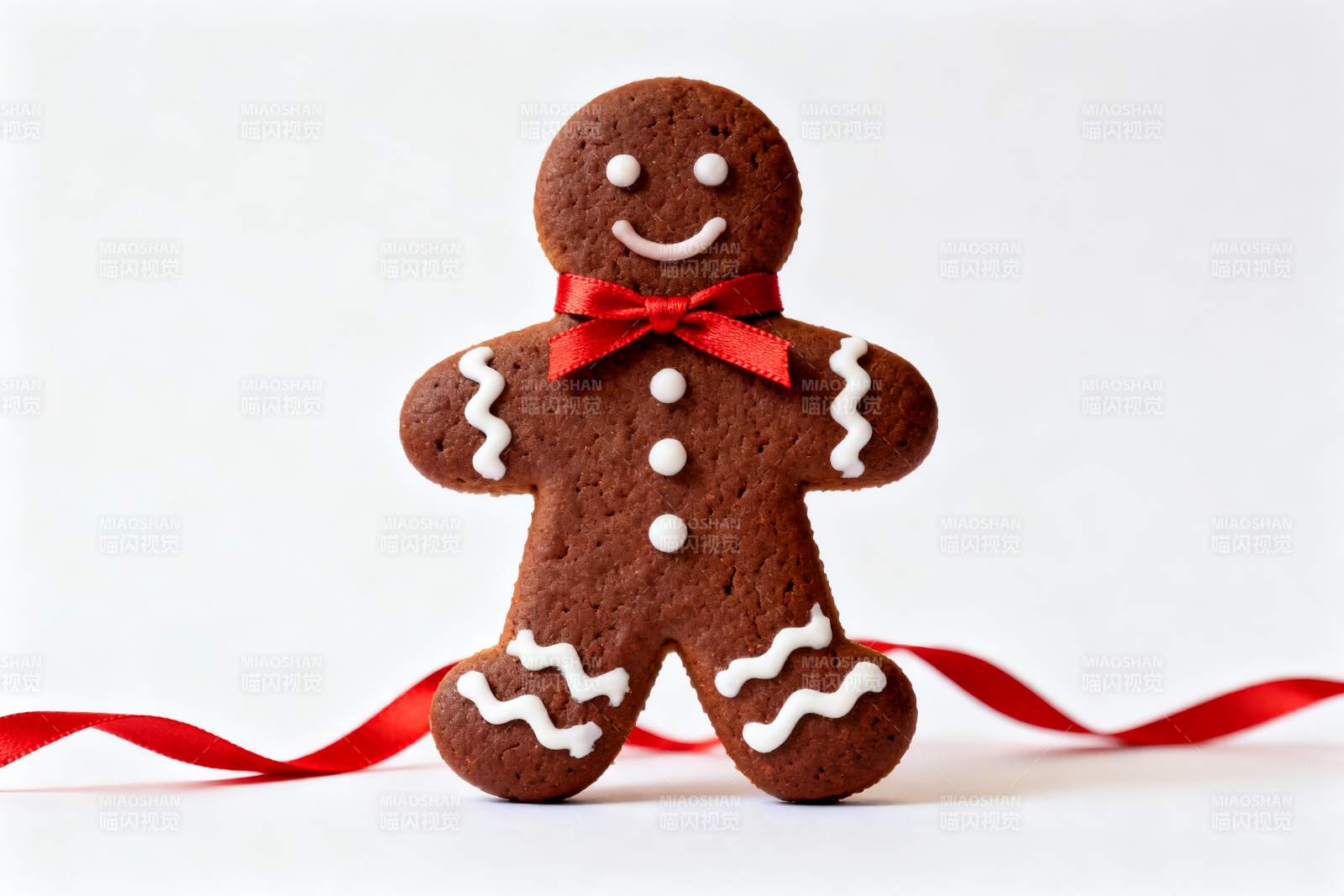 圣诞姜饼人配红色丝带图片