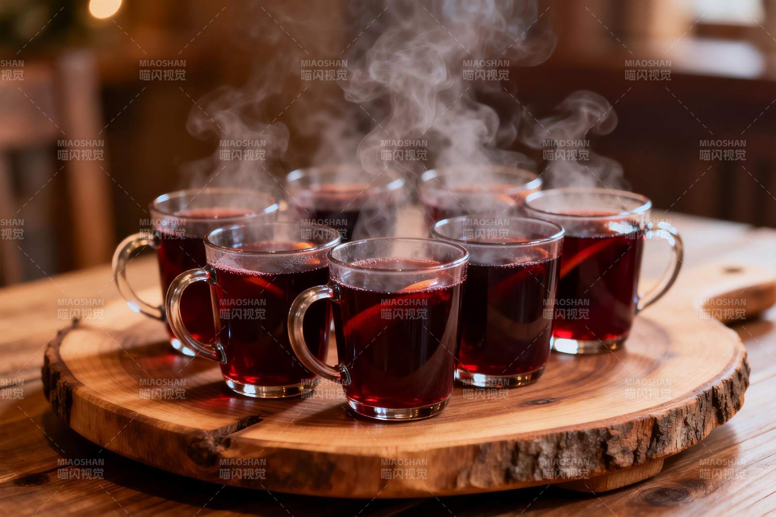 木质托盘上摆放的热红酒图片