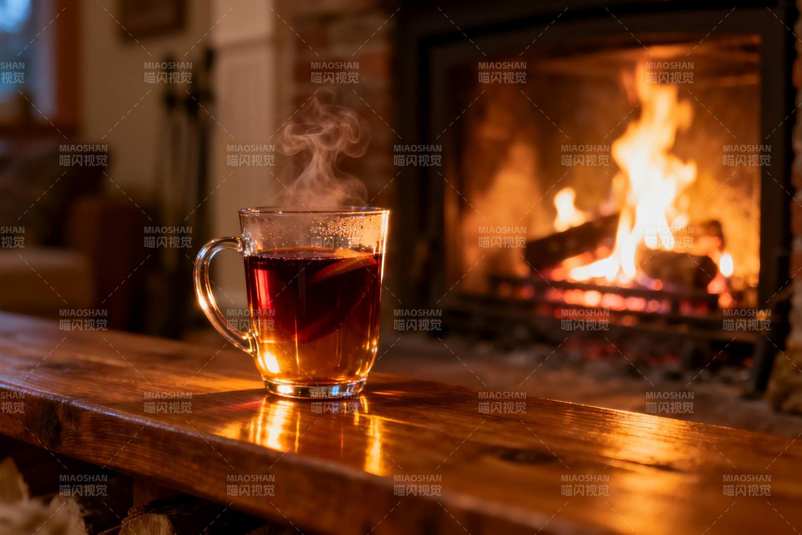壁炉旁热饮升腾蒸汽图片