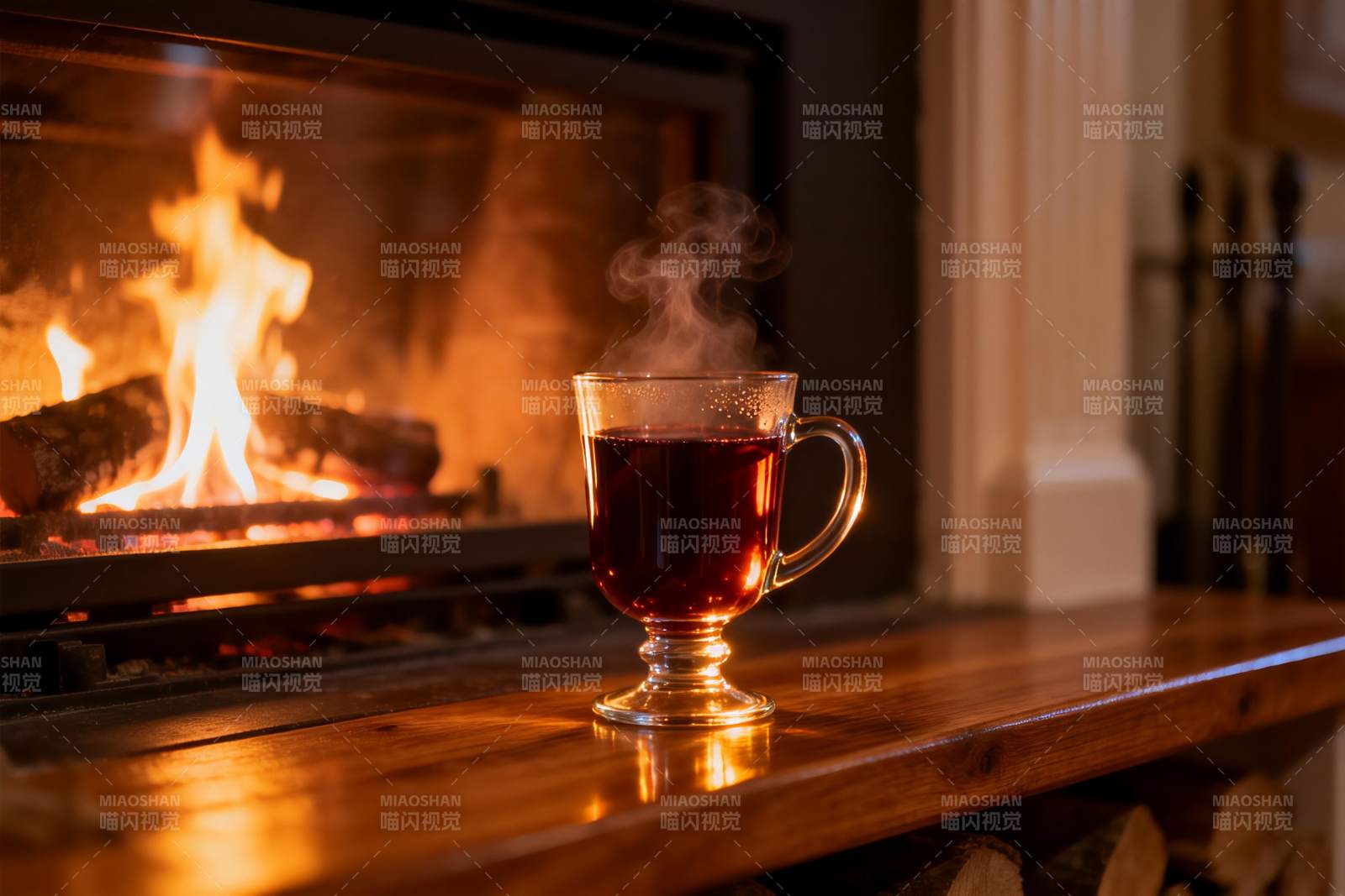壁炉旁热饮升腾暖意图片