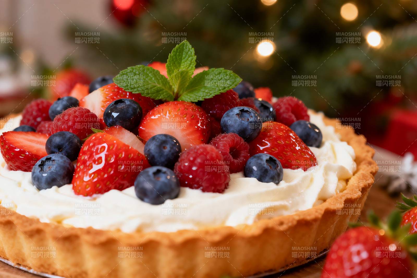 圣诞树前的水果挞图片