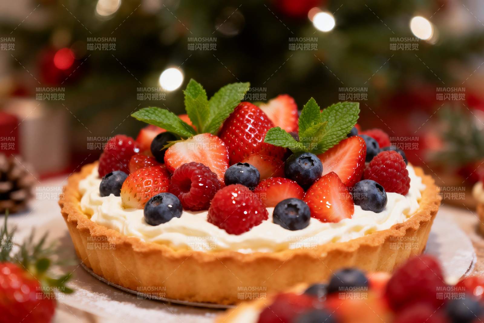 圣诞树前的水果挞图片