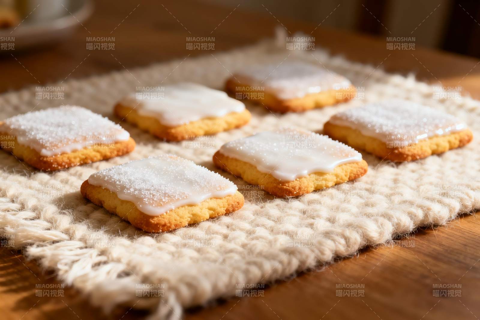 六块糖霜饼干摆放在编织垫上图片
