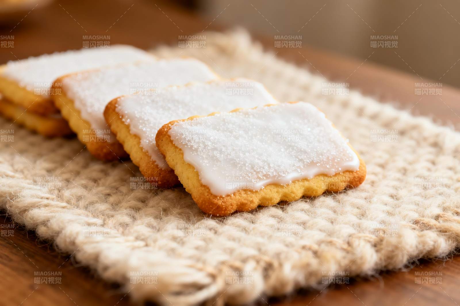 饼干摆放在编织布上图片