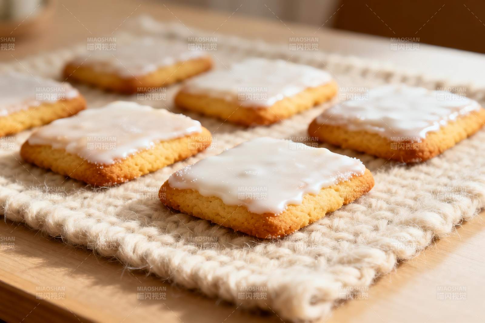 糖霜饼干摆放在编织垫上图片