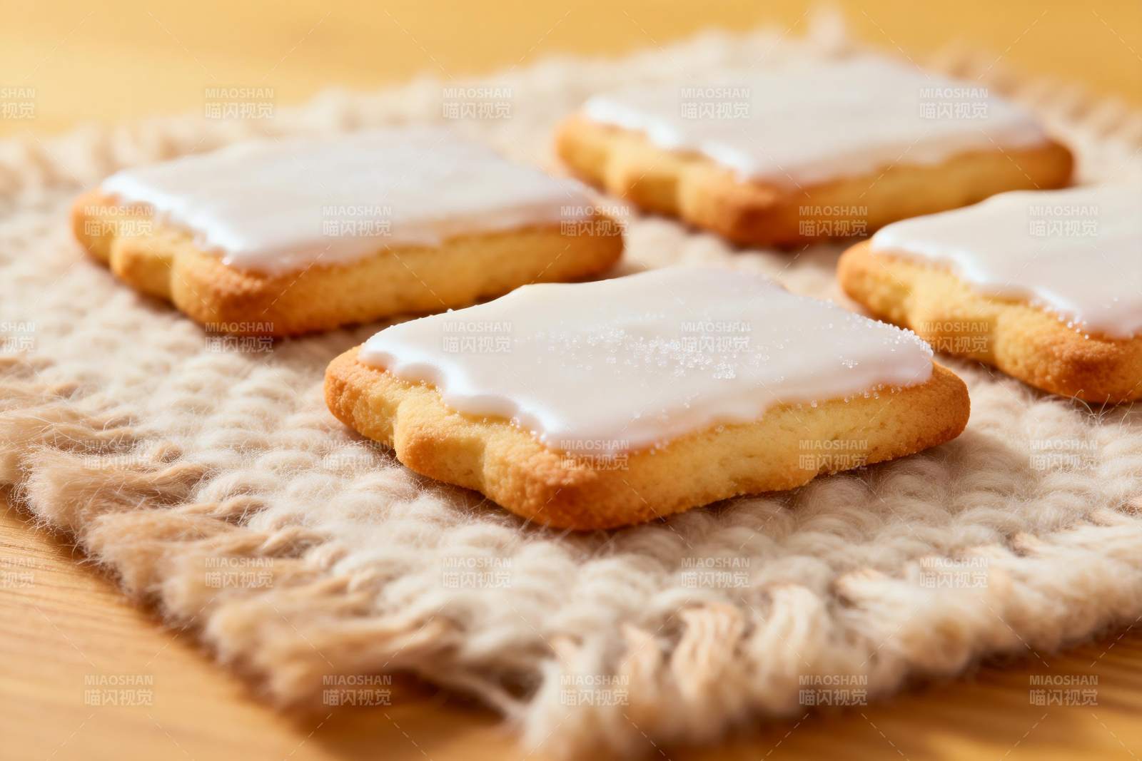 四块糖霜饼干摆放在编织垫上图片