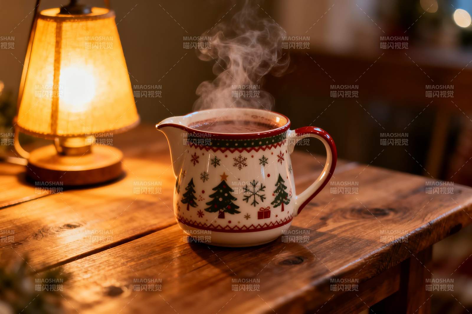 热饮杯旁暖灯木质桌图片