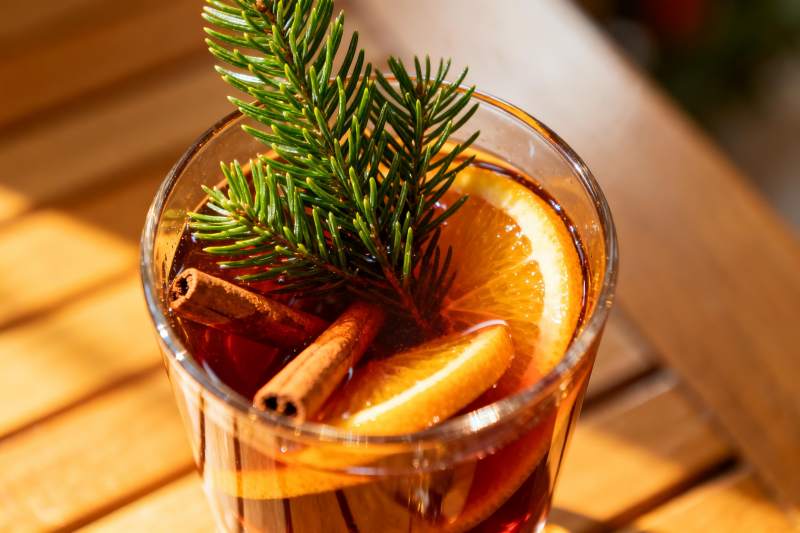 木质桌上的香料饮品特写图片