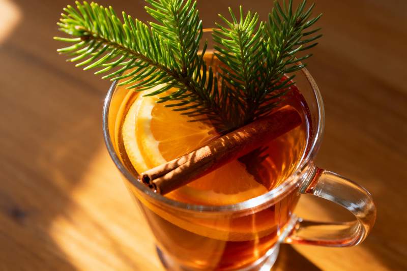 热饮配橙片肉桂与松枝图片