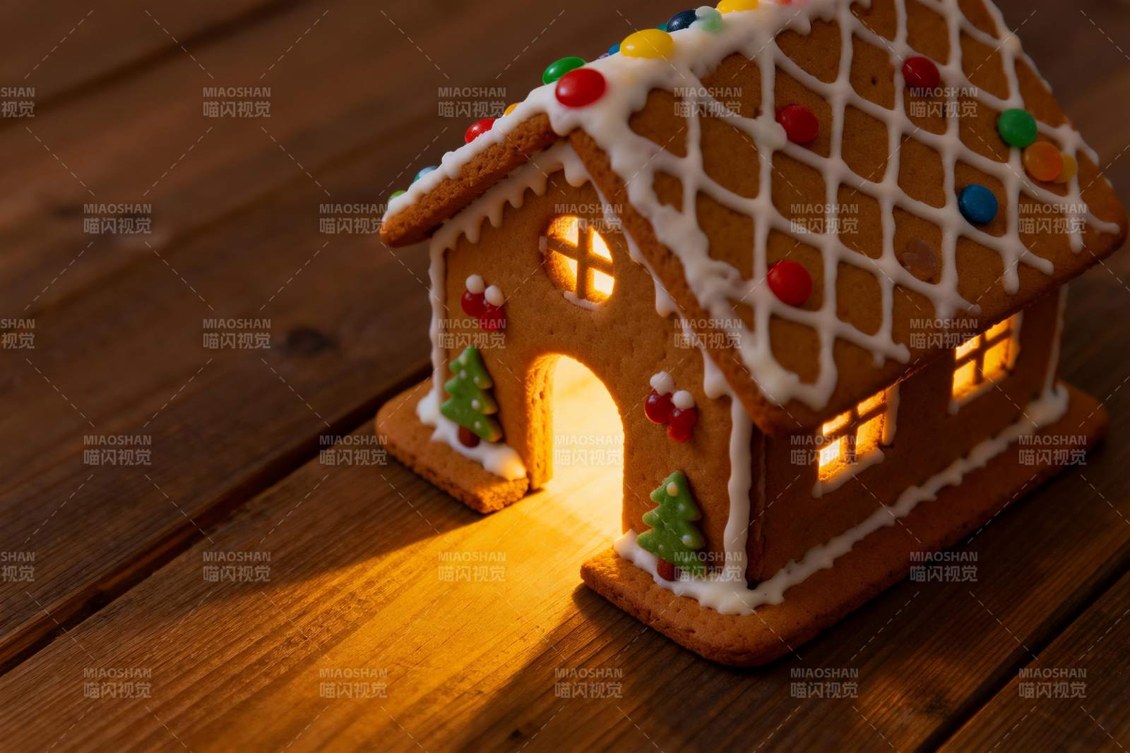 圣诞姜饼屋灯光温馨图片