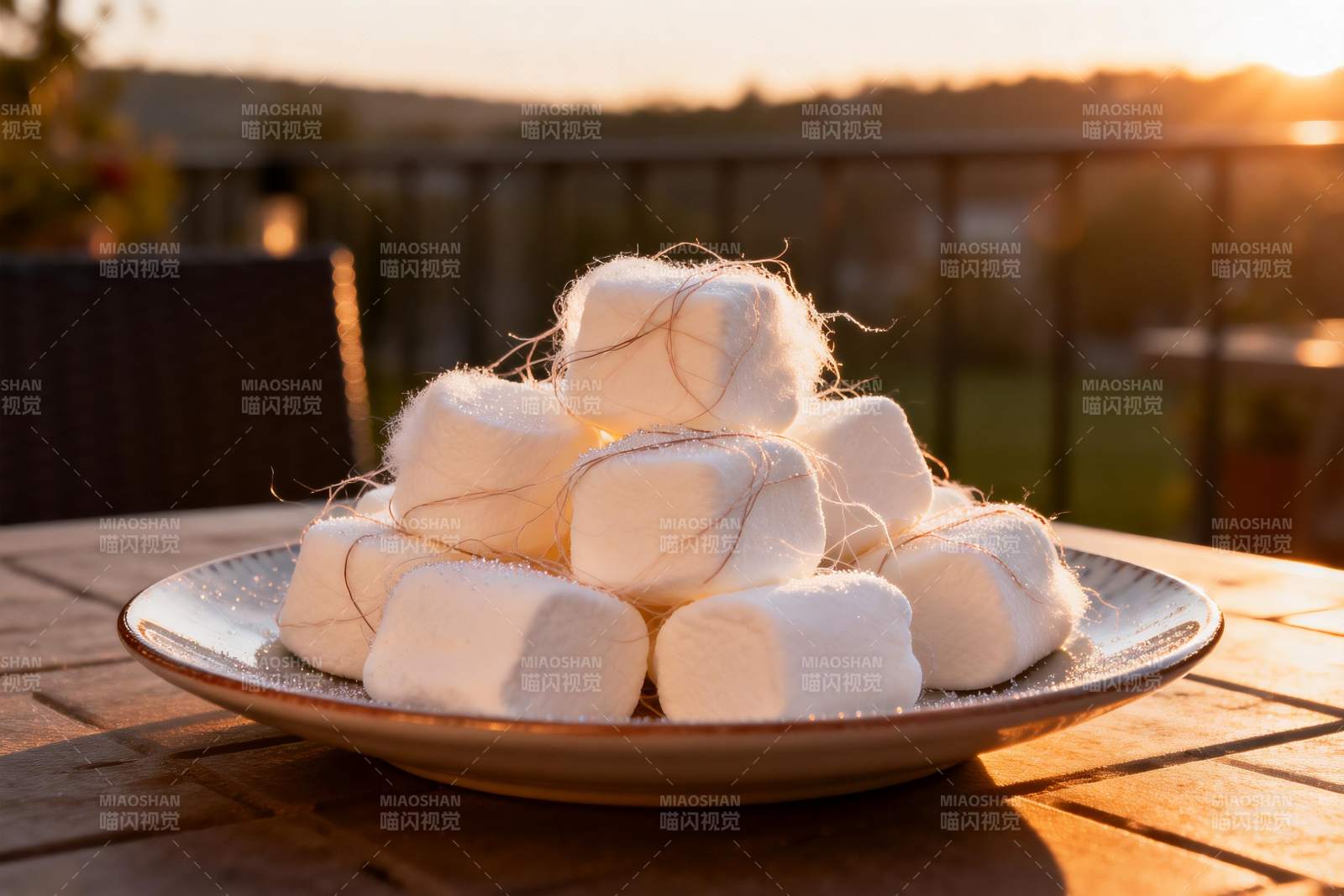 夕阳下的盘中棉花糖图片
