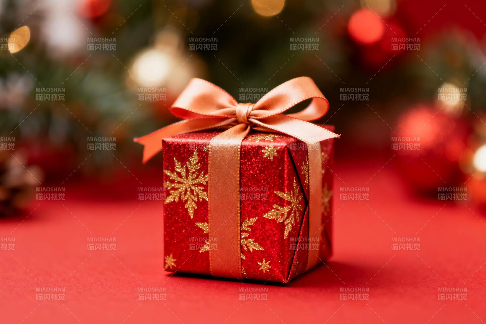 红色礼盒配金色蝴蝶结图片