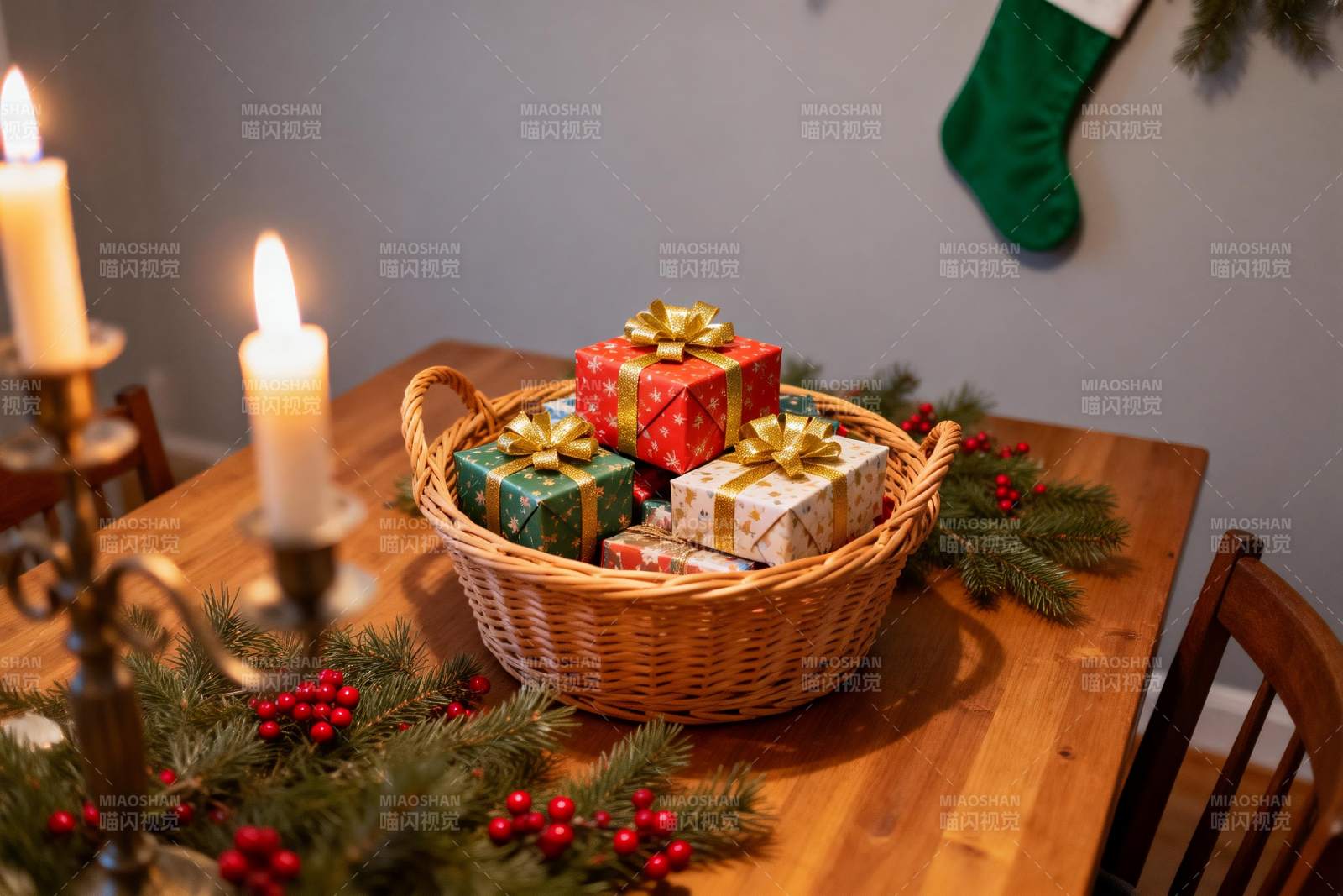 节日餐桌布置礼物篮与烛光图片