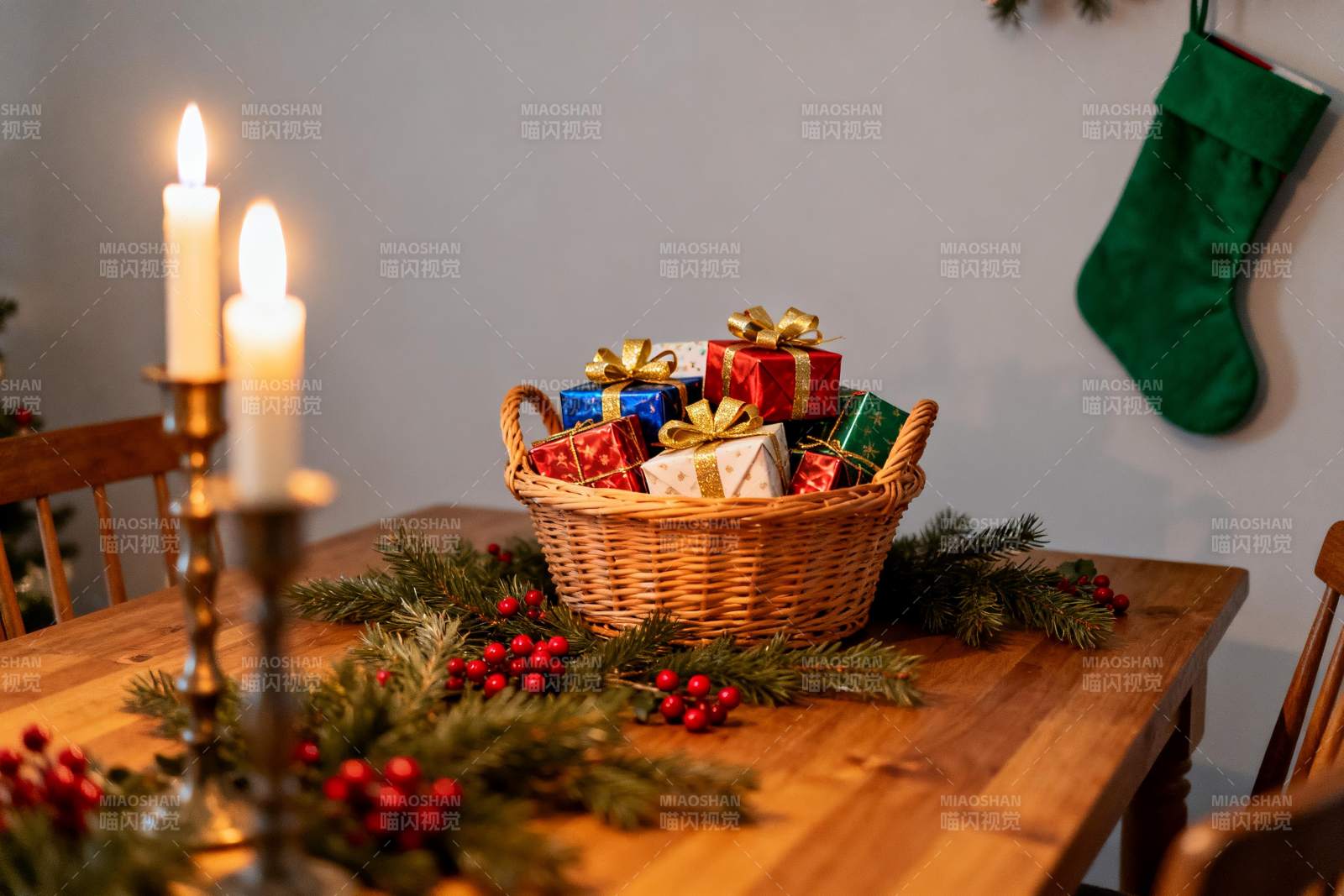 圣诞餐桌布置温馨节日氛围图片