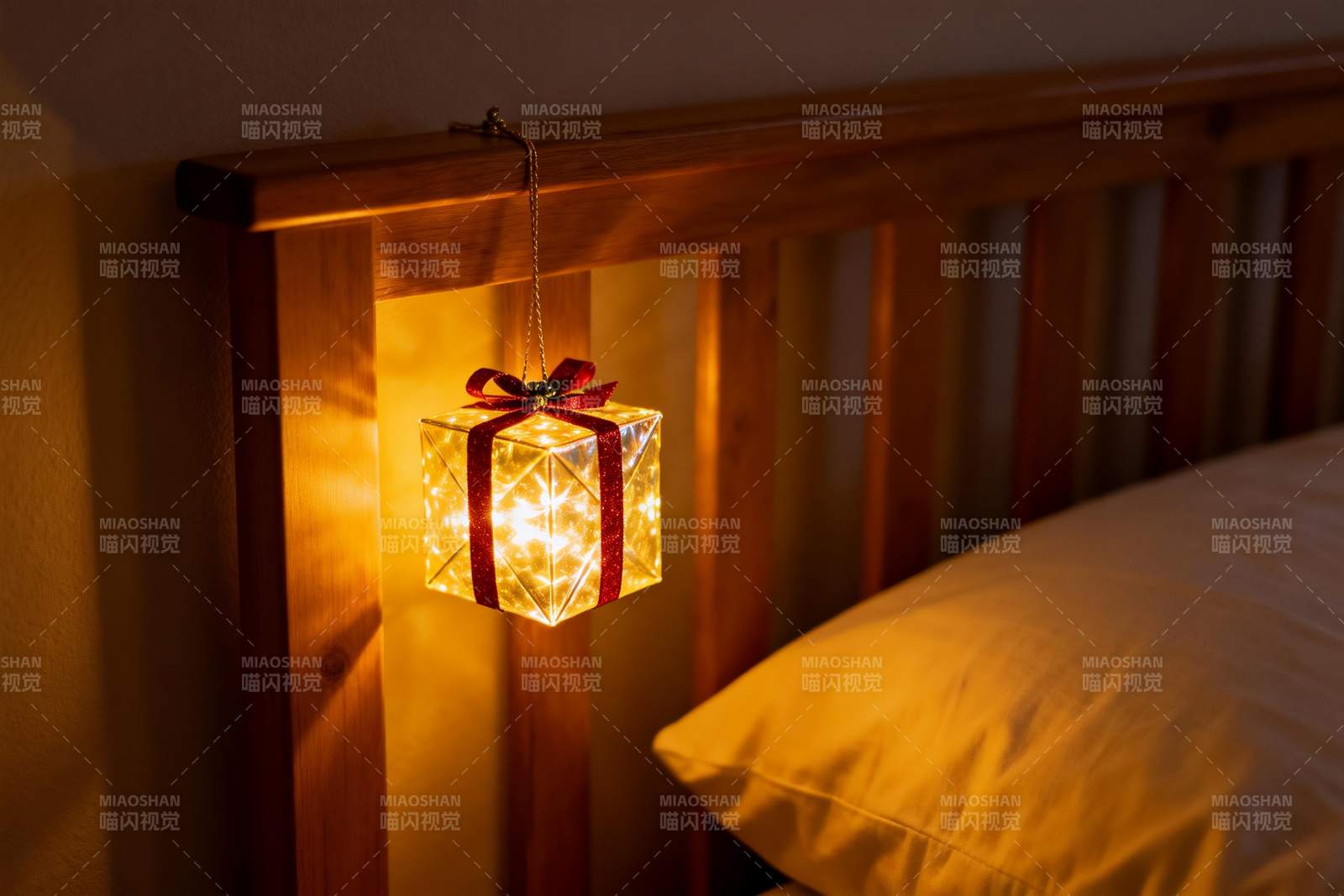床头悬挂发光礼盒温馨夜景图片