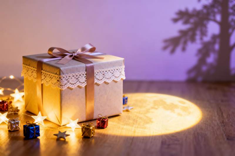 节日礼盒与星光装饰图片