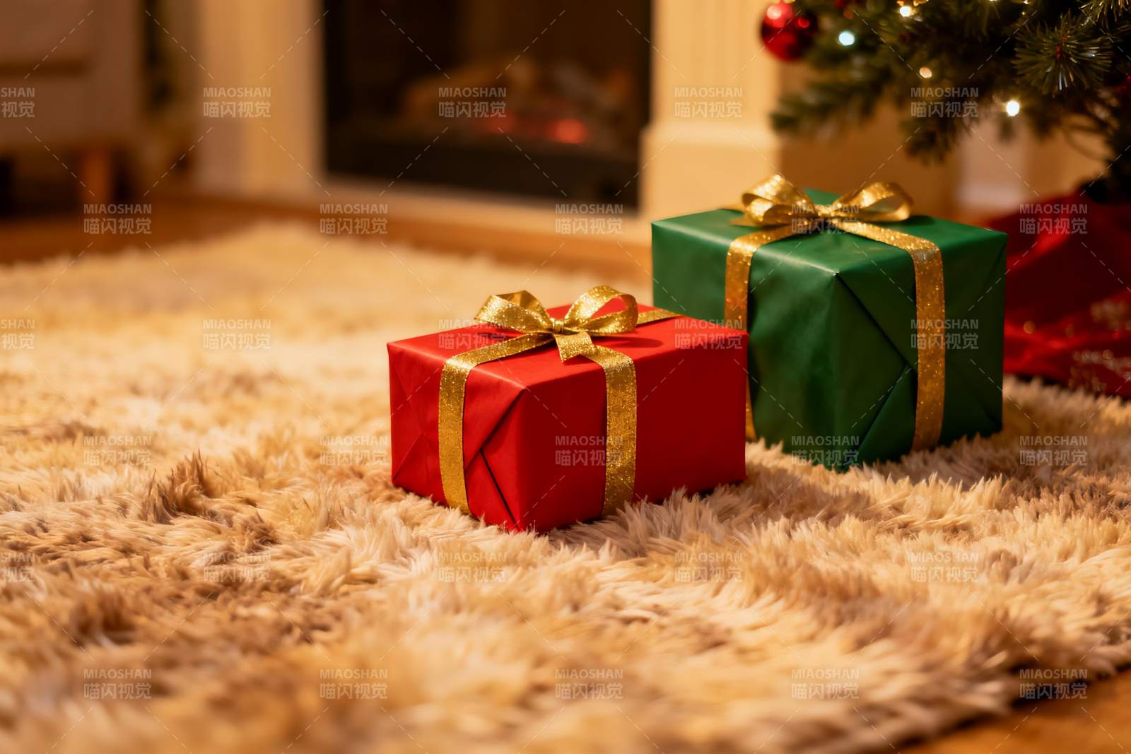 圣诞树旁的红色绿色礼物盒图片