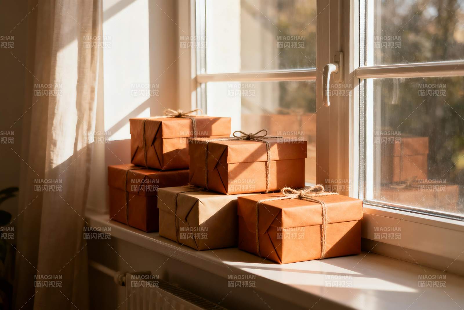 窗台阳光下的包裹堆图片