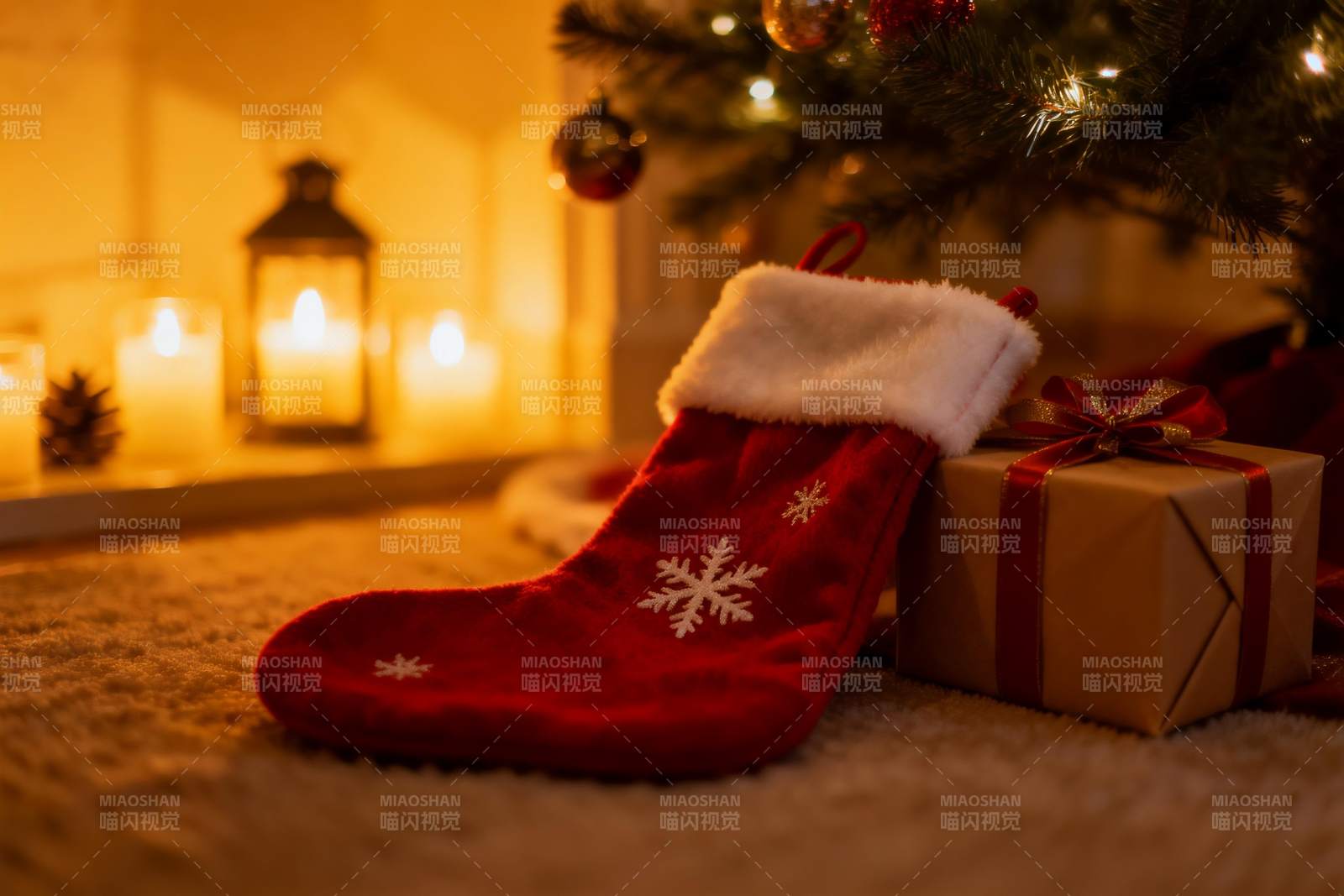 圣诞树下礼物袜温馨场景图片